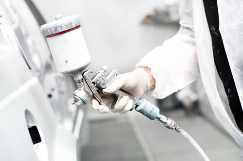 Close-up,Of,Spray,Gun,Painting,A,Car