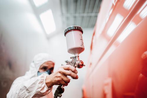 Close,Up,Of,Paint,Spray,Gun,,Worker,Painting,A,Car